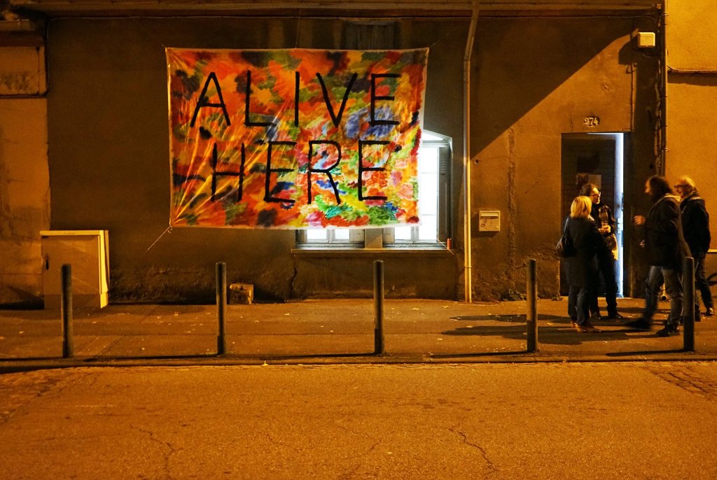 Manuel Pomar art contemporain contemporary art Toulouse dérive amertume dessin histoire pop référence nature culture peinture Golgotha Golgotha picnic théâtre Garonne peinture spray techniques mixtes mix media drawing image picture abstrait abstrait atelier studio flag drapeau alive hère zombie movie survival artist studio peinture painting