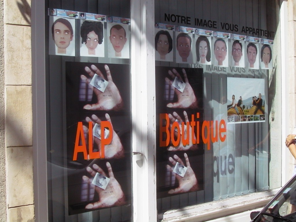 art contemporain contemporary art collectif d'artistes collective people alp le collectif alaplage affiche flyers cartes postales Hyper-ALP produits dérivés merchandising vente collecte marché diffusion œuvre mobile espace public