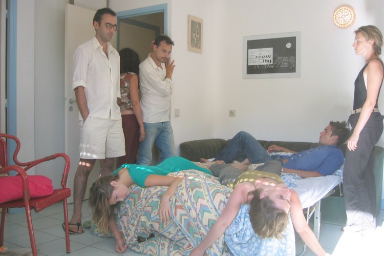 art contemporain contemporary art collectif d'artistes collective people alp le collectif alaplage affiche flyers diaporama installation vidéo stop motion living dead zombie mort du collectif portrait de groupe