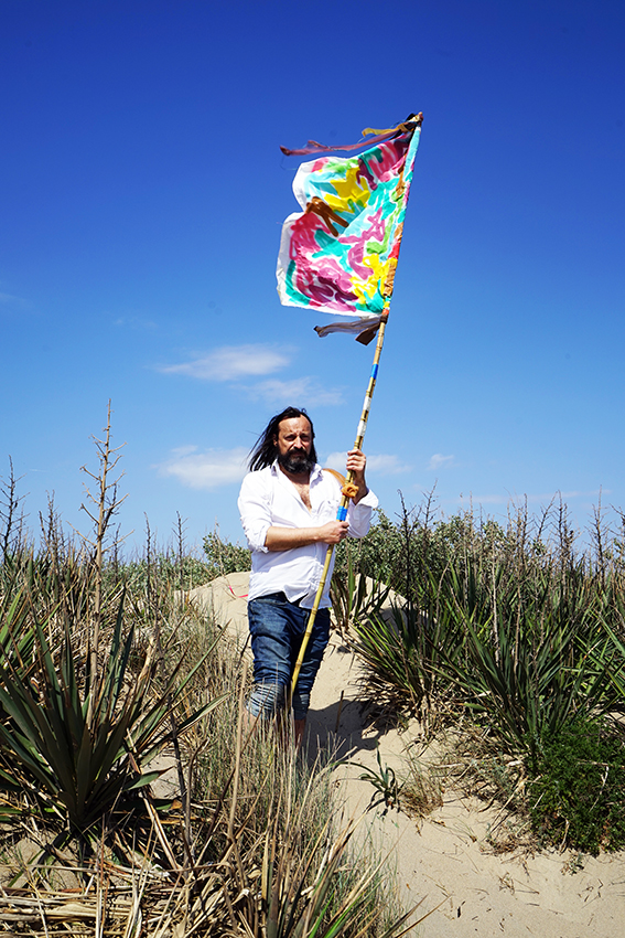 Manuel Pomar art contemporain contemporary art Toulouse dérive amertume dessin histoire pop référence nature culture peinture Golgotha Golgotha picnic théâtre Garonne peinture spray techniques mixtes mix media drawing image picture abstrait abstrait peinture painting drapeau drapeaux flag Wind liberty nature public space the medium is the message sea pathetic artist