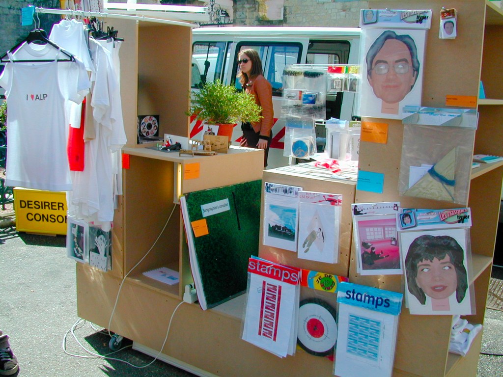 art contemporain contemporary art collectif d'artistes collective people alp le collectif alaplage affiche flyers cartes postales Hyper-ALP produits dérivés merchandising vente collecte marché diffusion œuvre mobile espace public