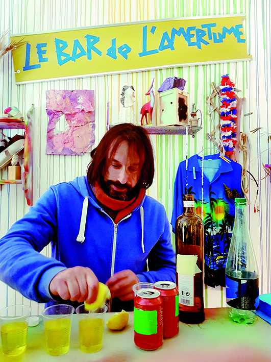 Manuel Pomar art contemporain contemporary art Toulouse dérive amertume dessin histoire pop référence nature culture peinture Golgotha Golgotha picnic théâtre Garonne peinture spray techniques mixtes mix media drawing image picture abstrait abstrait peinture flag drapeau performance happening bar alcool barman amertume Suze Campari dérive action live Life painting