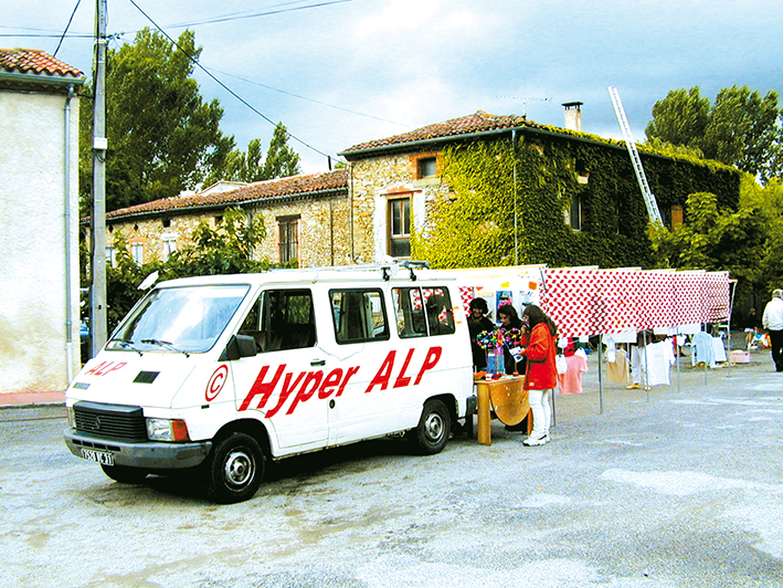 art contemporain contemporary art collectif d'artistes collective people alp le collectif alaplage affiche flyers cartes postales Hyper-ALP produits dérivés merchandising vente collecte marché diffusion œuvre mobile espace public