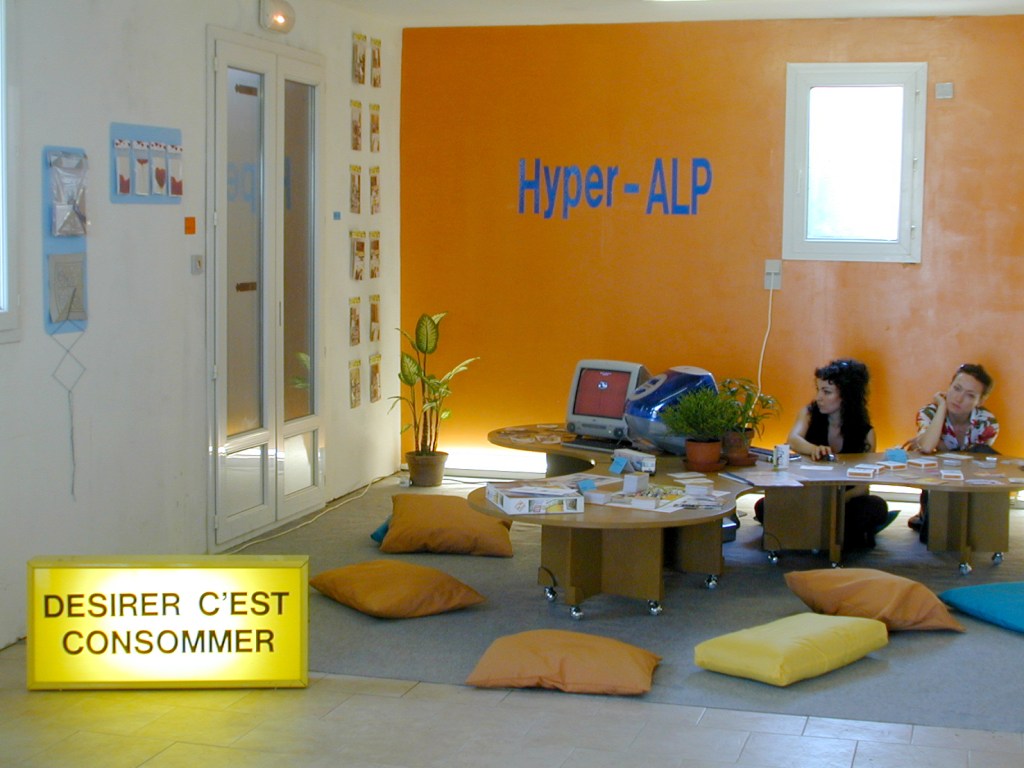 art contemporain contemporary art collectif d'artistes collective people alp le collectif alaplage affiche flyers cartes postales Hyper-ALP produits dérivés merchandising vente collecte marché diffusion œuvre mobile espace public