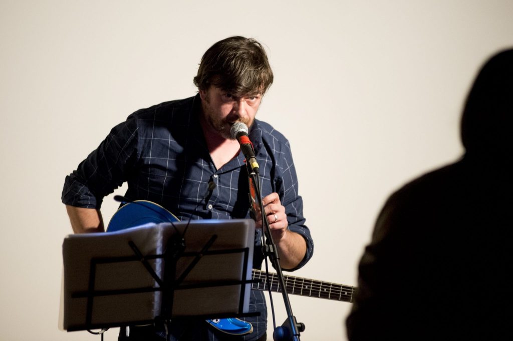 art contemporain Occitanie Toulouse contemporary art curator commissariat d’exposition commissaire Stéphane Arcas théâtre écriture film dramaturgie années 90 nineties Printemps de Septembre Manuel Pomar twin Towers mur de Berlin Marseille Bruxelles décor envers du décor Life comédiens grunge Michel Cloup Michel Cloup duo bleu bleu