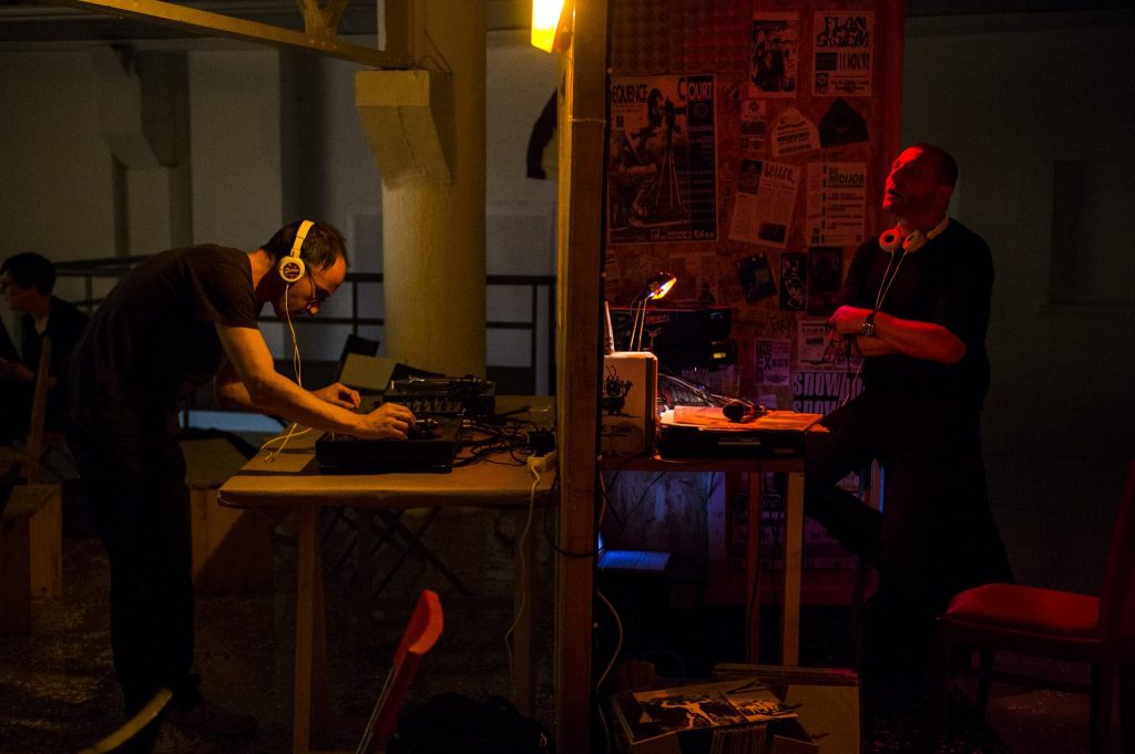 art contemporain Occitanie Toulouse contemporary art curator commissariat d’exposition commissaire Stéphane Arcas théâtre écriture film dramaturgie années 90 nineties Printemps de Septembre Manuel Pomar twin Towers mur de Berlin Marseille Bruxelles décor envers du décor Life comédiens Radio Radio FMR Jean Pommiès Philipe Pitet grunge bleu bleu