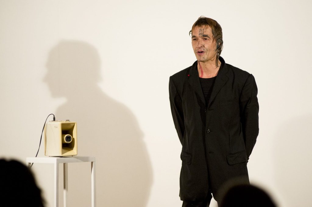 art contemporain Occitanie Toulouse contemporary art curator commissariat d’exposition commissaire Stéphane Arcas théâtre écriture film dramaturgie années 90 nineties Printemps de Septembre Manuel Pomar twin Towers mur de Berlin Marseille Bruxelles décor envers du décor Life comédiens grunge tatouage Fly Sang d'or bleu bleu