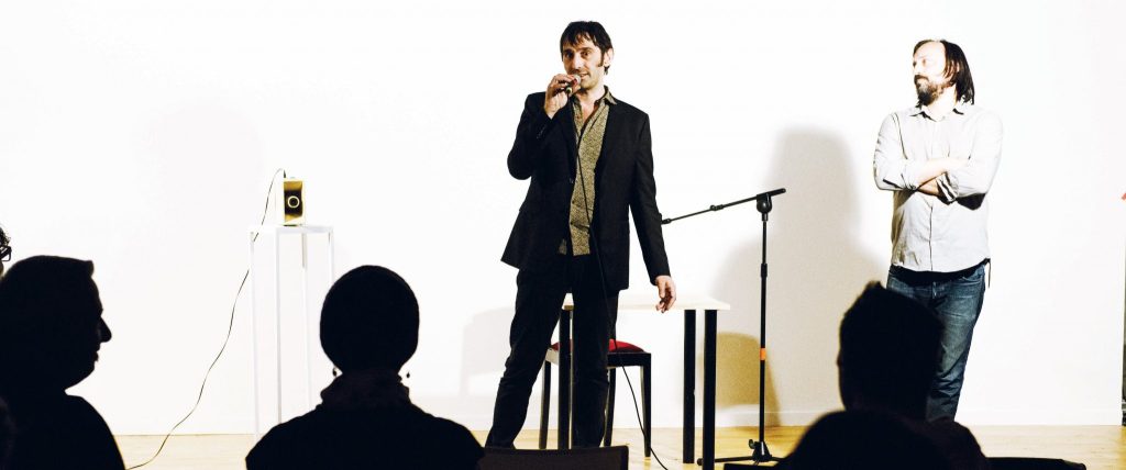 art contemporain Occitanie Toulouse contemporary art curator commissariat d’exposition commissaire Stéphane Arcas théâtre écriture film dramaturgie années 90 nineties Printemps de Septembre Manuel Pomar twin Towers mur de Berlin Marseille Bruxelles décor envers du décor Life comédiens Radio Radio FMR Jean Pommiès grunge bleu bleu