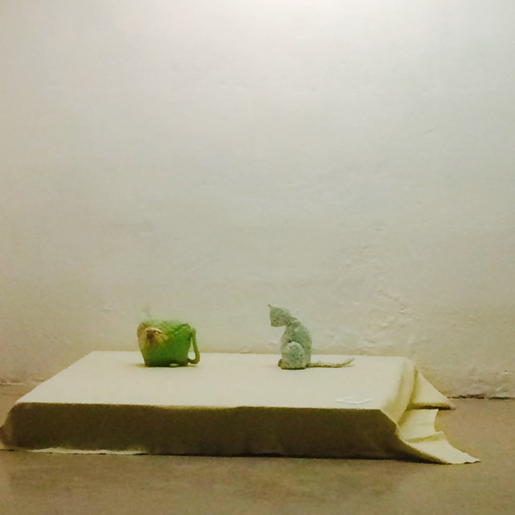 art contemporain Occitanie Toulouse contemporary art curator commissariat d’exposition commissaire Stéphane Arcas théâtre écriture film dramaturgie années 90 nineties Printemps de Septembre Manuel Pomar twin Towers mur de Berlin Marseille Bruxelles décor envers du décor Life comédiens grunge Cédric Teisseire décor séminal foutre dripping Pollock intérieur nuit bleu bleu