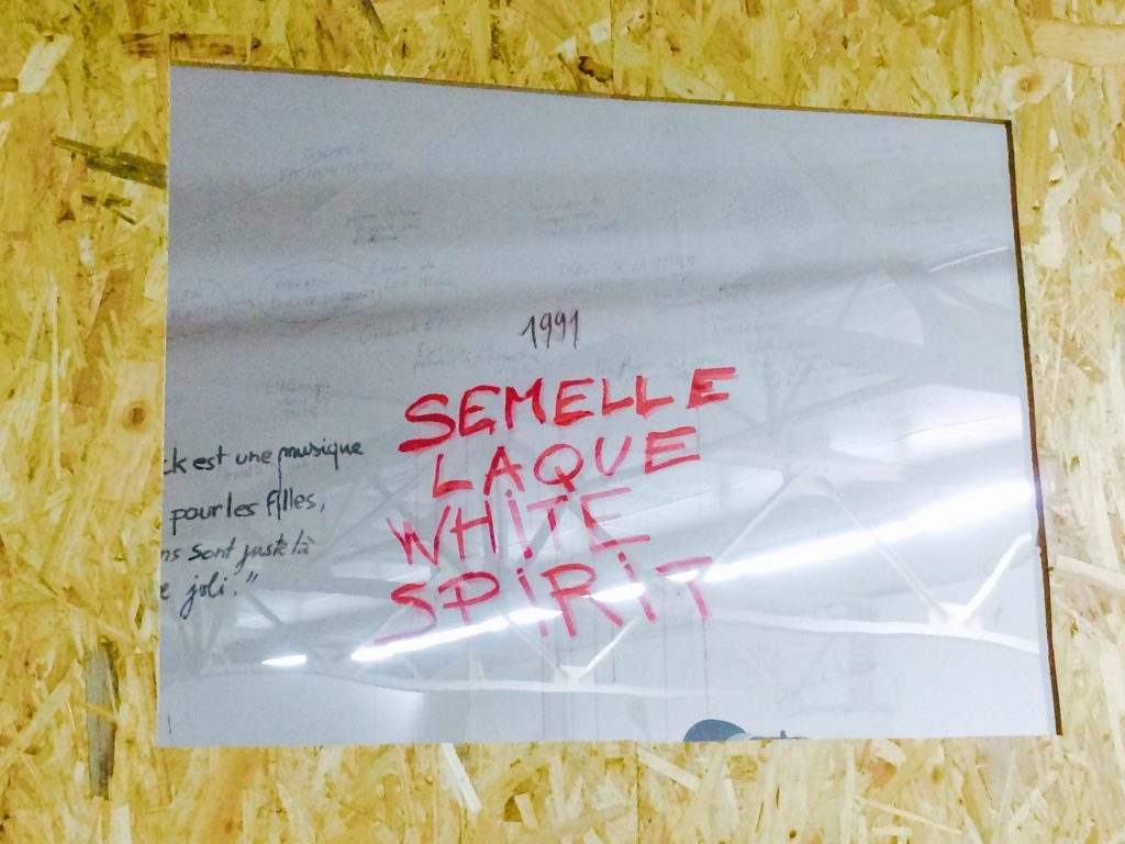 art contemporain Occitanie Toulouse contemporary art curator commissariat d’exposition commissaire Stéphane Arcas théâtre écriture film dramaturgie années 90 nineties Printemps de Septembre Manuel Pomar twin Towers mur de Berlin Marseille Bruxelles décor envers du décor Life comédiens grunge Cédric Teisseire décor séminal confettis radio radio FMR Phillipe Pitet émission onde intérieur Nirvana Smells like teen spirit nuit bleu bleu