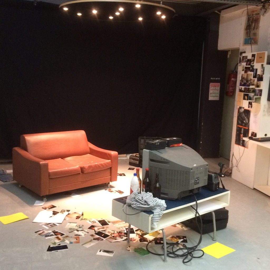 art contemporain Occitanie Toulouse contemporary art curator commissariat d’exposition commissaire Stéphane Arcas théâtre écriture film dramaturgie années 90 nineties Printemps de Septembre Manuel Pomar twin Towers mur de Berlin Marseille Bruxelles décor envers du décor Life comédiens grunge Cédric Teisseire décor séminal foutre dripping Pollock intérieur nuit bleu bleu