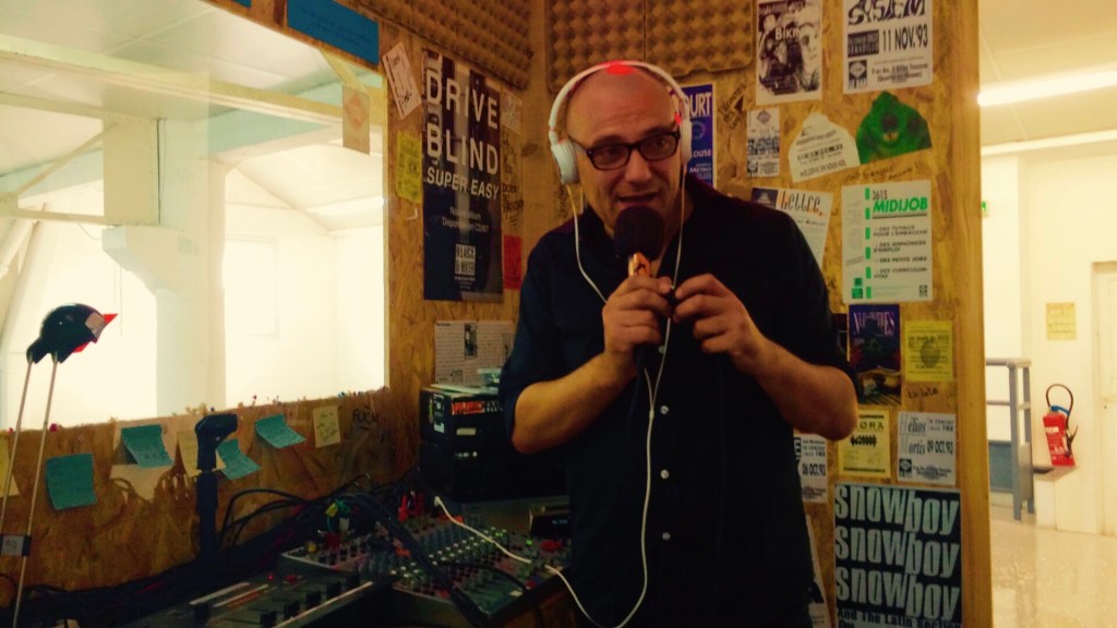 art contemporain Occitanie Toulouse contemporary art curator commissariat d’exposition commissaire Stéphane Arcas théâtre écriture film dramaturgie années 90 nineties Printemps de Septembre Manuel Pomar twin Towers mur de Berlin Marseille Bruxelles décor envers du décor Life comédiens Radio Radio FMR Philippe Pitet grunge bleu bleu