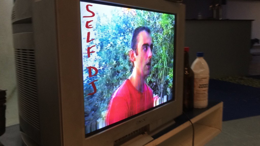 art contemporain Occitanie Toulouse contemporary art curator commissariat d’exposition commissaire Stéphane Arcas théâtre écriture film dramaturgie années 90 nineties Printemps de Septembre Manuel Pomar twin Towers mur de Berlin Marseille Bruxelles décor envers du décor Life comédiens grunge Cédric Teisseire décor séminal foutre dripping Pollock intérieur nuit bleu bleu