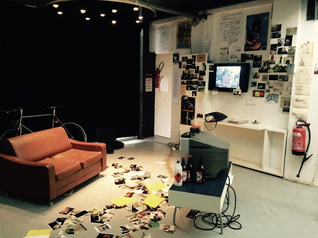 art contemporain Occitanie Toulouse contemporary art curator commissariat d’exposition commissaire Stéphane Arcas théâtre écriture film dramaturgie années 90 nineties Printemps de Septembre Manuel Pomar twin Towers mur de Berlin Marseille Bruxelles décor envers du décor Life comédiens grunge Cédric Teisseire décor séminal foutre vidéo Valstar intérieur nuit bleu bleu