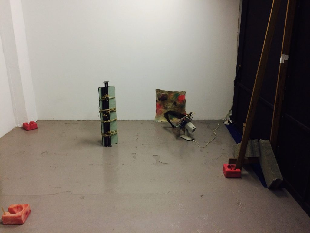 art contemporain Occitanie Toulouse contemporary art curator commissariat d’exposition commissaire Stéphane Arcas théâtre écriture film dramaturgie années 90 nineties Printemps de Septembre Manuel Pomar twin Towers mur de Berlin Marseille Bruxelles décor envers du décor Life comédiens grunge Cédric Teisseire décor séminal foutre dripping Pollock intérieur nuit bleu bleu