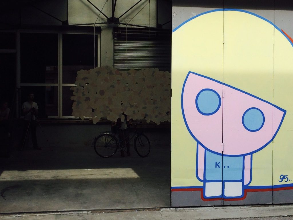 art contemporain Occitanie Toulouse contemporary art curator commissariat d’exposition commissaire Stéphane Arcas théâtre écriture film dramaturgie années 90 nineties Printemps de Septembre Manuel Pomar twin Towers mur de Berlin Marseille Bruxelles décor envers du décor Life comédiens grunge Mademoiselle Kat old aimer old school graffiti girl féminisme activisme bleu bleu