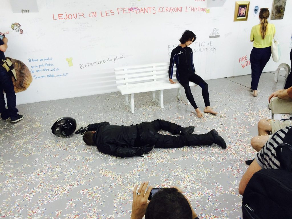 art contemporain Occitanie Toulouse contemporary art curator commissariat d’exposition commissaire Stéphane Arcas théâtre écriture film dramaturgie années 90 nineties Printemps de Septembre Manuel Pomar twin Towers mur de Berlin Marseille Bruxelles décor envers du décor Life comédiens grunge Cédric Teisseire décor séminal confettis radio radio FMR Phillipe Pitet émission onde intérieur Pierre Joseph nuit bleu bleu