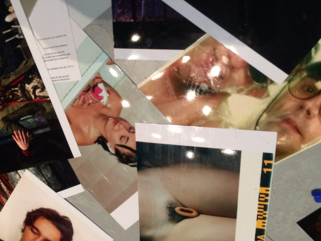 art contemporain Occitanie Toulouse contemporary art curator commissariat d’exposition commissaire Stéphane Arcas théâtre écriture film dramaturgie années 90 nineties Printemps de Septembre Manuel Pomar twin Towers mur de Berlin Marseille Bruxelles décor envers du décor Life comédiens grunge Cédric Teisseire décor séminal foutre dripping Pollock intérieur nuit bleu bleu