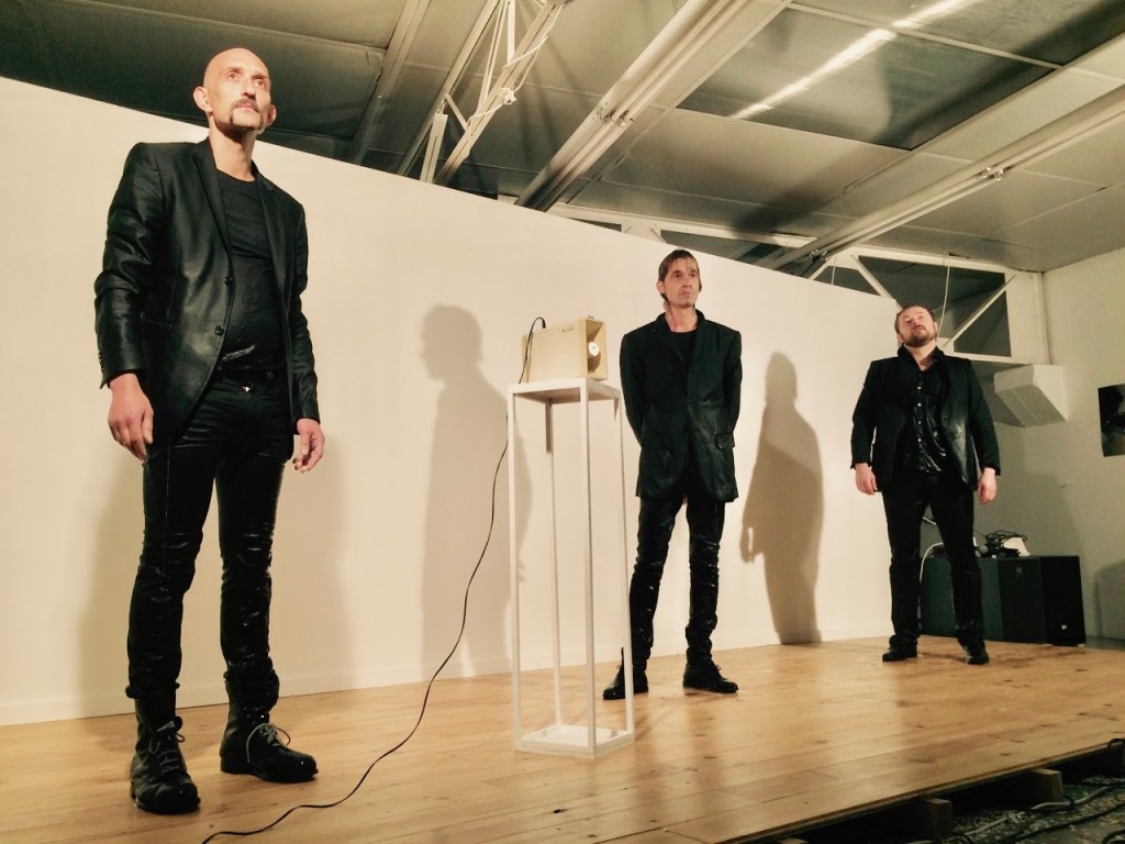 art contemporain Occitanie Toulouse contemporary art curator commissariat d’exposition commissaire Stéphane Arcas théâtre écriture film dramaturgie années 90 nineties Printemps de Septembre Manuel Pomar twin Towers mur de Berlin Marseille Bruxelles décor envers du décor Life comédiens grunge Marie-Pierre Bonniol 330 330+1 bleu bleu