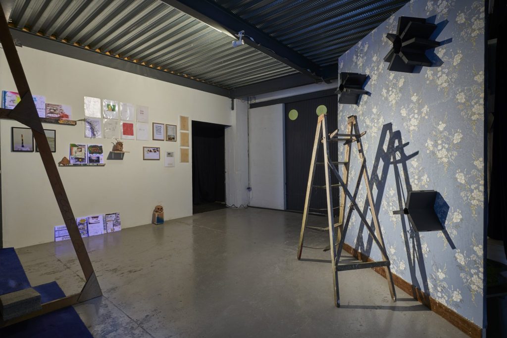 art contemporain Occitanie Toulouse contemporary art curator commissariat d’exposition commissaire Stéphane Arcas théâtre écriture film dramaturgie années 90 nineties Printemps de Septembre Manuel Pomar twin Towers mur de Berlin Marseille Bruxelles décor envers du décor Life comédiens grunge 330 330+1 bleu bleu