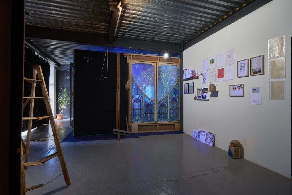 art contemporain Occitanie Toulouse contemporary art curator commissariat d’exposition commissaire Stéphane Arcas théâtre écriture film dramaturgie années 90 nineties Printemps de Septembre Manuel Pomar twin Towers mur de Berlin Marseille Bruxelles décor envers du décor Life comédiens grunge Mademoiselle Kat old aimer old school graffiti girl féminisme activisme bleu bleu