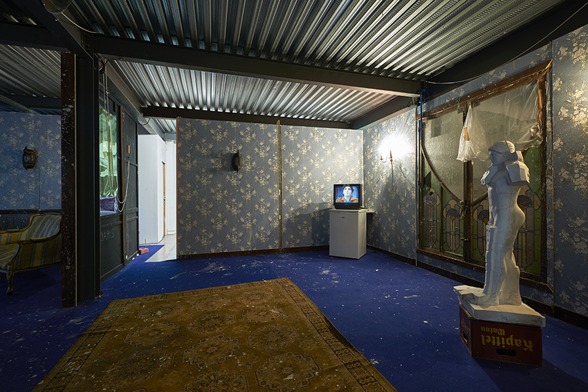 art contemporain Occitanie Toulouse contemporary art curator commissariat d’exposition commissaire Stéphane Arcas théâtre écriture film dramaturgie années 90 nineties Printemps de Septembre Manuel Pomar twin Towers mur de Berlin Marseille Bruxelles décor envers du décor Life comédiens grunge Cédric Teisseire décor séminal intérieur nuit bleu bleu