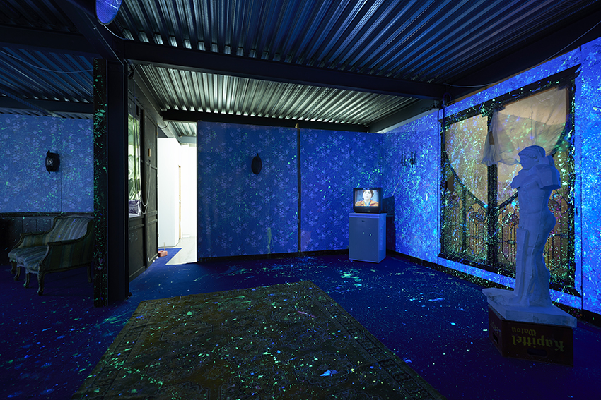 art contemporain Occitanie Toulouse contemporary art curator commissariat d’exposition commissaire Stéphane Arcas théâtre écriture film dramaturgie années 90 nineties Printemps de Septembre Manuel Pomar twin Towers mur de Berlin Marseille Bruxelles décor envers du décor Life comédiens grunge Cédric Teisseire décor séminal foutre dripping Pollock intérieur nuit bleu bleu