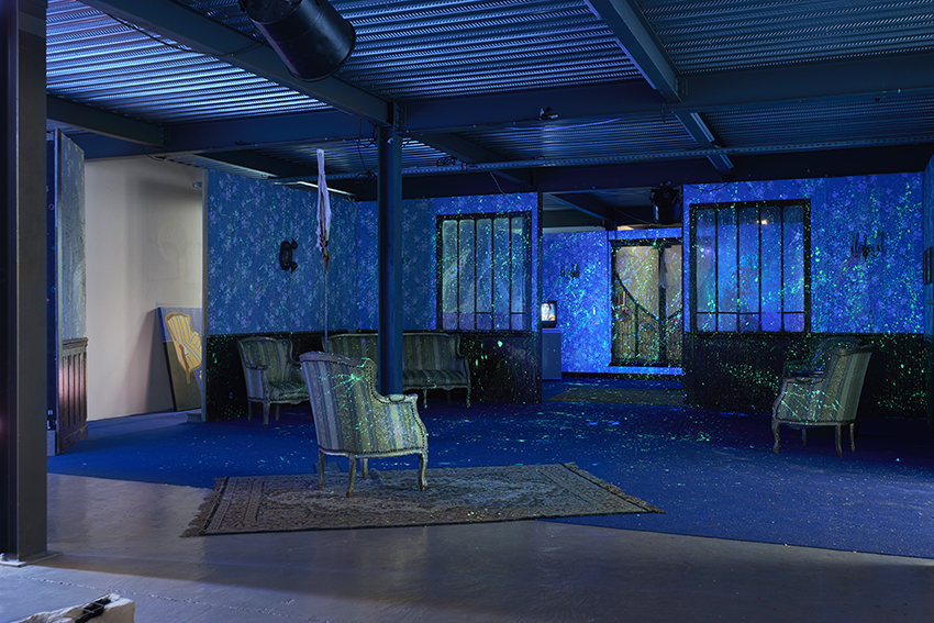 art contemporain Occitanie Toulouse contemporary art curator commissariat d’exposition commissaire Stéphane Arcas théâtre écriture film dramaturgie années 90 nineties Printemps de Septembre Manuel Pomar twin Towers mur de Berlin Marseille Bruxelles décor envers du décor Life comédiens grunge Cédric Teisseire décor séminal foutre dripping Pollock intérieur nuit bleu bleu