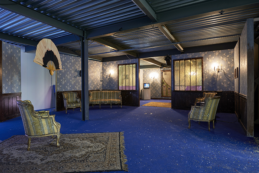 art contemporain Occitanie Toulouse contemporary art curator commissariat d’exposition commissaire Stéphane Arcas théâtre écriture film dramaturgie années 90 nineties Printemps de Septembre Manuel Pomar twin Towers mur de Berlin Marseille Bruxelles décor envers du décor Life comédiens grunge Cédric Teisseire décor séminal foutre dripping Pollock intérieur nuit bleu bleu