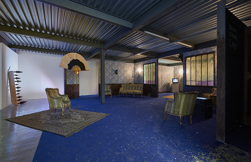 art contemporain Occitanie Toulouse contemporary art curator commissariat d’exposition commissaire Stéphane Arcas théâtre écriture film dramaturgie années 90 nineties Printemps de Septembre Manuel Pomar twin Towers mur de Berlin Marseille Bruxelles décor envers du décor Life comédiens grunge Cédric Teisseire décor séminal foutre dripping Pollock intérieur nuit bleu bleu