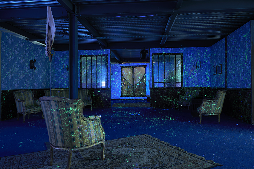 art contemporain Occitanie Toulouse contemporary art curator commissariat d’exposition commissaire Stéphane Arcas théâtre écriture film dramaturgie années 90 nineties Printemps de Septembre Manuel Pomar twin Towers mur de Berlin Marseille Bruxelles décor envers du décor Life comédiens grunge Cédric Teisseire décor séminal foutre dripping Pollock intérieur nuit bleu bleu