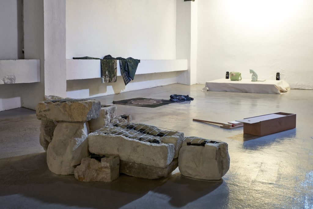 art contemporain Occitanie Toulouse contemporary art curator commissariat d’exposition commissaire Stéphane Arcas théâtre écriture film dramaturgie années 90 nineties Printemps de Septembre Manuel Pomar twin Towers mur de Berlin Marseille Bruxelles décor envers du décor Life comédiens grunge Cédric Teisseire décor séminal foutre dripping Pollock intérieur nuit Mike Kelley bleu bleu