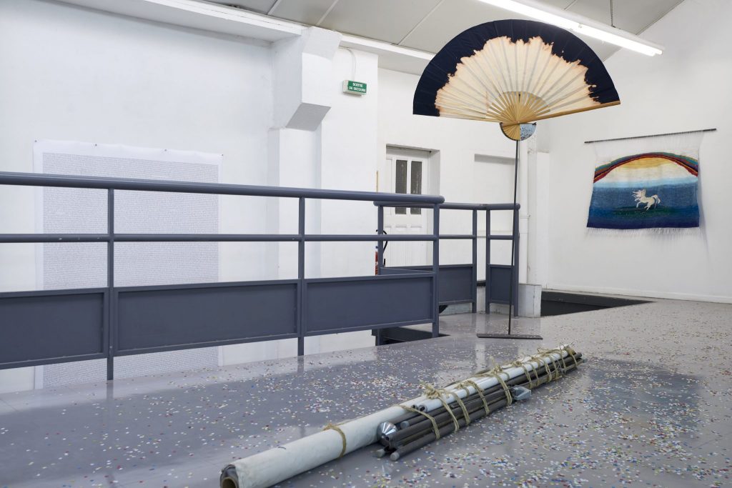 art contemporain Occitanie Toulouse contemporary art curator commissariat d’exposition commissaire Stéphane Arcas théâtre écriture film dramaturgie années 90 nineties Printemps de Septembre Manuel Pomar twin Towers mur de Berlin Marseille Bruxelles décor envers du décor Life comédiens grunge Cédric Teisseire décor séminal foutre dripping Pollock intérieur nuit bleu bleu