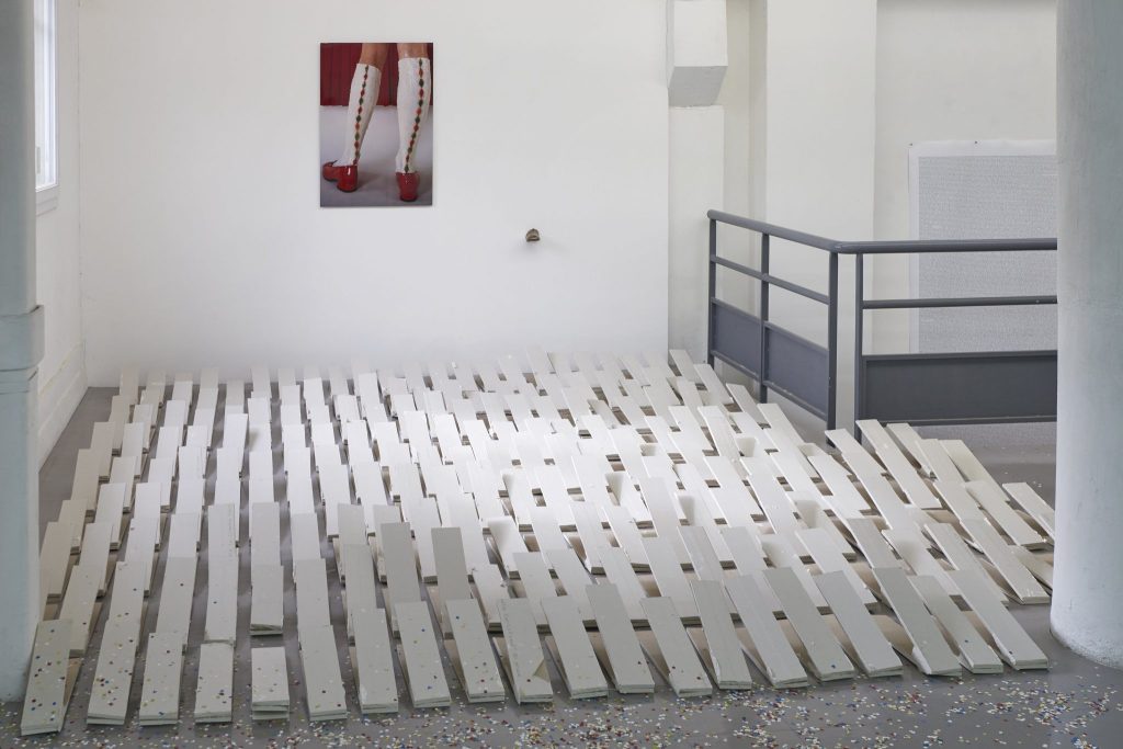 art contemporain Occitanie Toulouse contemporary art curator commissariat d’exposition commissaire Stéphane Arcas théâtre écriture film dramaturgie années 90 nineties Printemps de Septembre Manuel Pomar twin Towers mur de Berlin Marseille Bruxelles décor envers du décor Life comédiens grunge Cédric Teisseire décor séminal foutre Natacha Lesueur intérieur nuit bleu bleu