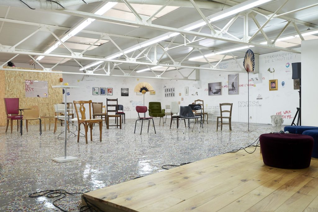 art contemporain Occitanie Toulouse contemporary art curator commissariat d’exposition commissaire Stéphane Arcas théâtre écriture film dramaturgie années 90 nineties Printemps de Septembre Manuel Pomar twin Towers mur de Berlin Marseille Bruxelles décor envers du décor Life comédiens grunge Cédric Teisseire décor séminal confettis radio radio FMR Phillipe Pitet émission scène plateau onde intérieur nuit bleu bleu