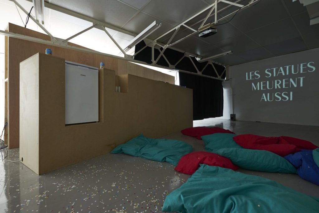 art contemporain Occitanie Toulouse contemporary art curator commissariat d’exposition commissaire Stéphane Arcas théâtre écriture film dramaturgie années 90 nineties Printemps de Septembre Manuel Pomar twin Towers mur de Berlin Marseille Bruxelles décor envers du décor Life comédiens grunge Cédric Teisseire décor séminal confettis radio radio FMR Phillipe Pitet émission onde intérieur Cinéma Liberté nuit bleu bleu