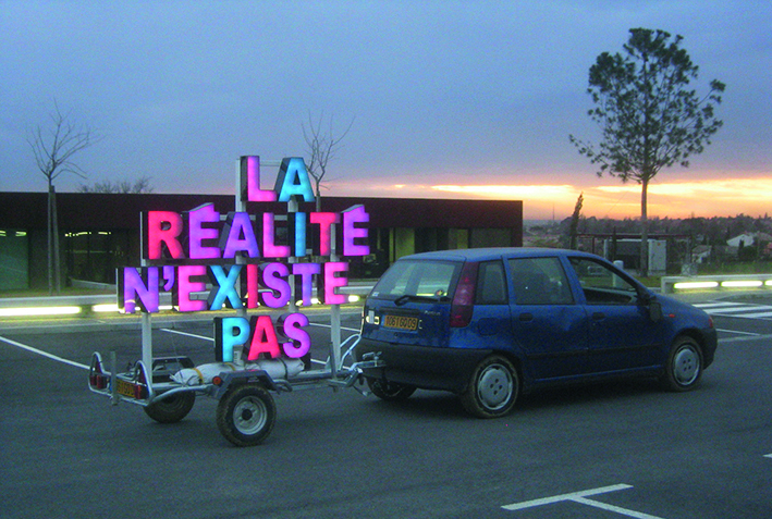art contemporain Occitanie Toulouse contemporary art Manuel Pomar collectif alp le collectif Ala Plage à la plage remorque enseigne mobile led la réalité n'existe pas collection publique les Abattoirs