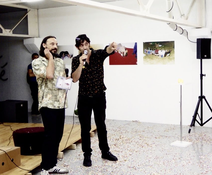 art contemporain Occitanie Toulouse contemporary art curator commissariat d’exposition commissaire Stéphane Arcas théâtre écriture film dramaturgie années 90 nineties Printemps de Septembre Manuel Pomar twin Towers mur de Berlin Marseille Bruxelles décor envers du décor Life comédiens Radio Radio FMR grunge bleu bleu